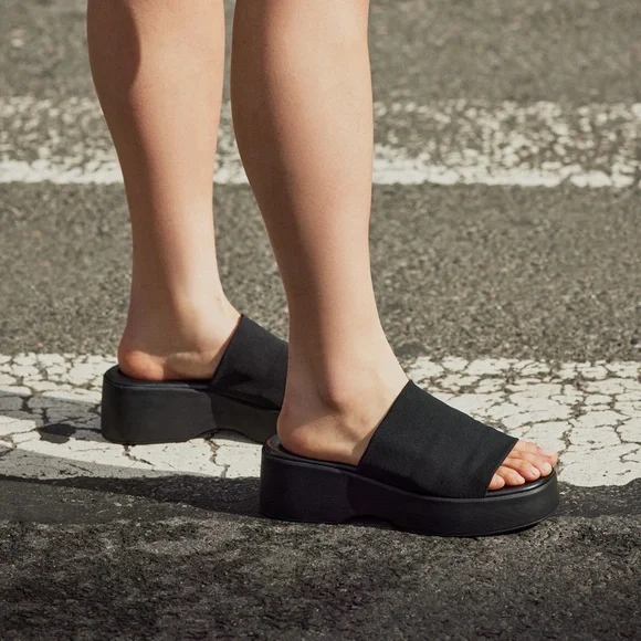 Steve Madden SLINKY30 Black Platform Sandal - Picture 2 of 5